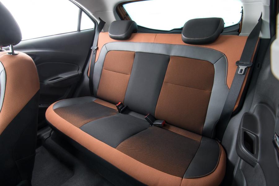 Интерьер Chevrolet Onix Activ 2016 года  (фото 28 из 44)